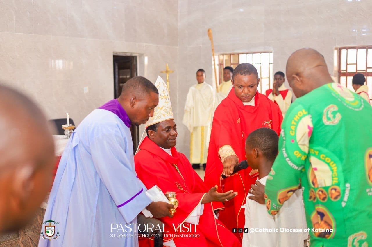 BISHOP GERALD MAMMAN MUSA MAKES FIRST PASTORAL VISIT TO ST. JAMES DANDAGORO, CONFIRMS 25 CANDIDATES